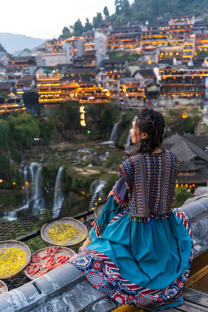 ciudad de China ubicada en lilang, persona sentada mirando el horizonte