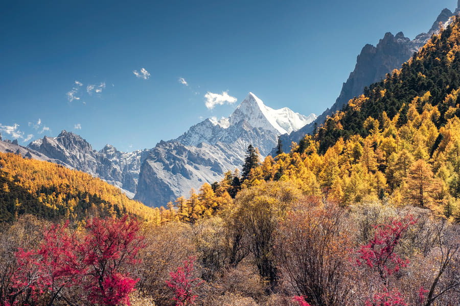 montaña de otoño en Shangrila China, horizonte silencioso y tranquilo