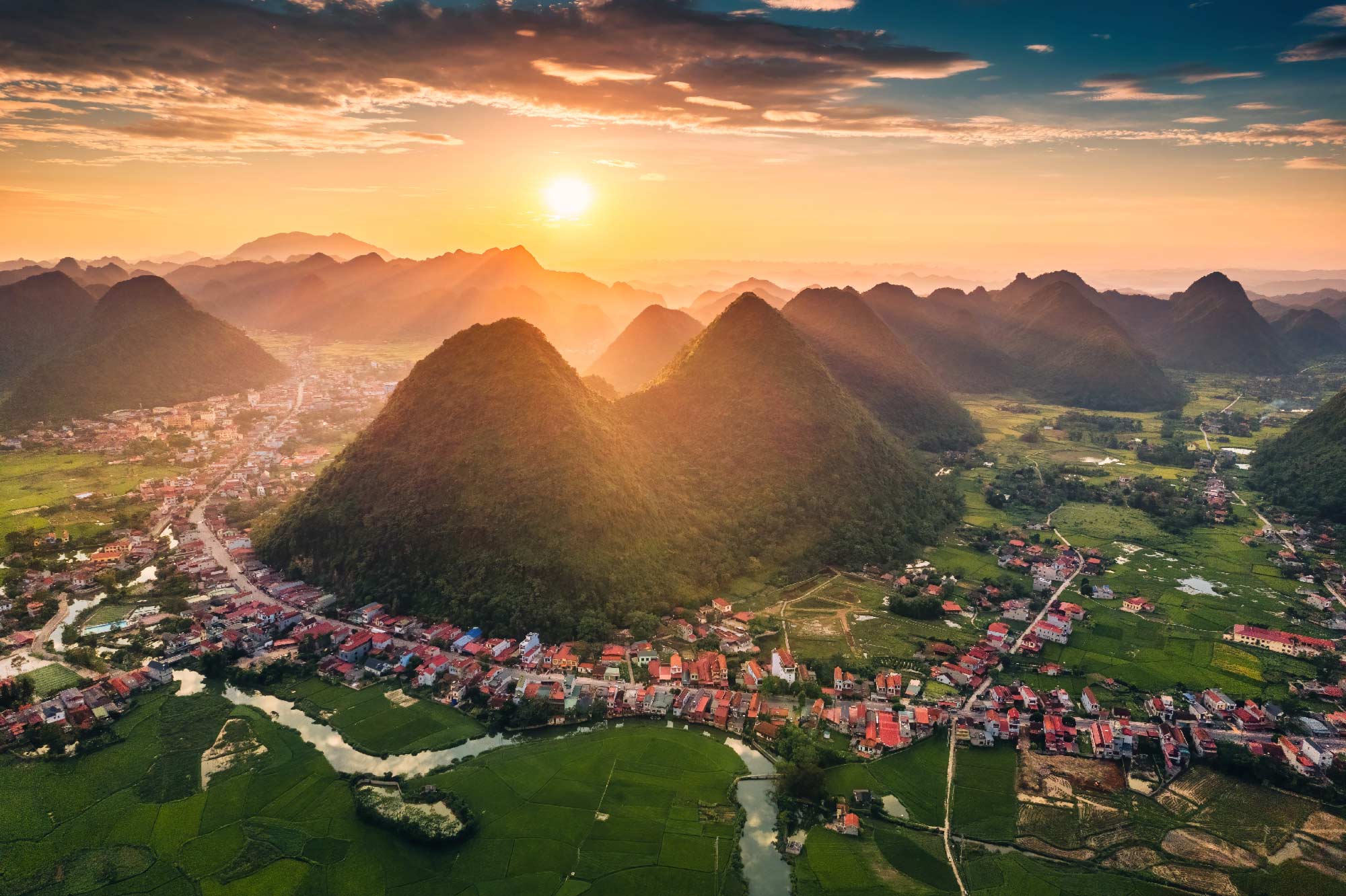 Atardecer en ciudad de yangsho, ciudad rural