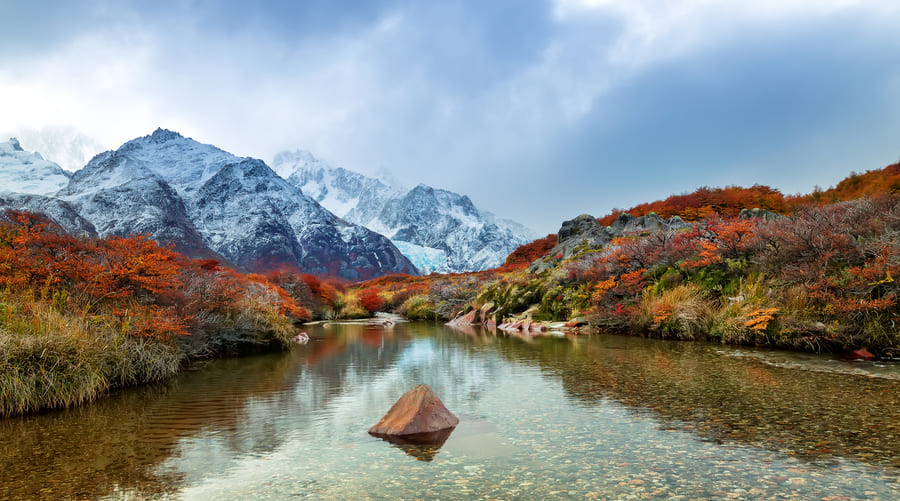 lago en yunnan con montaña nevada de fondo, naturaleza del bosque