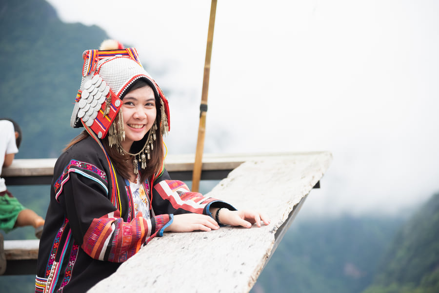 chica de Yunnan con fondo nevado