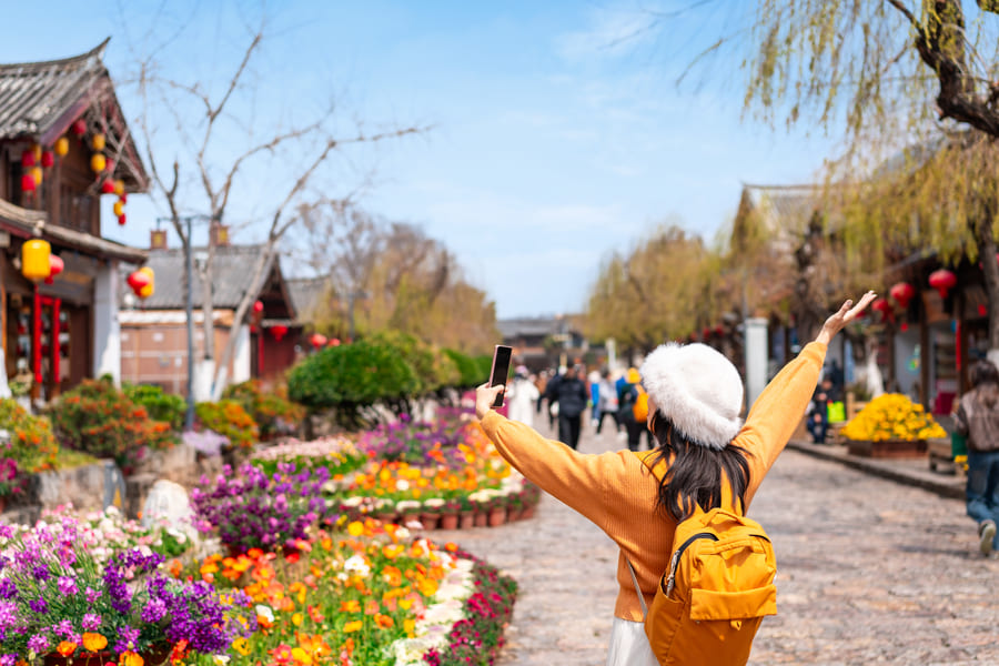 mujer disfrutando de una tarde soleada en yunnan